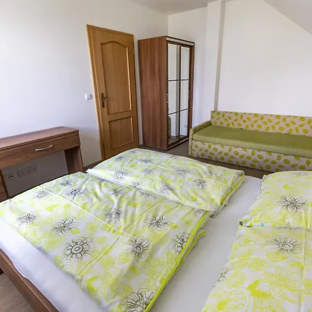 Nivy Alice A Petra Jandovych Apartment