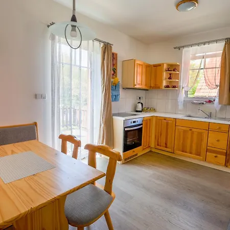Nivy Alice A Petra Jandovych Apartment