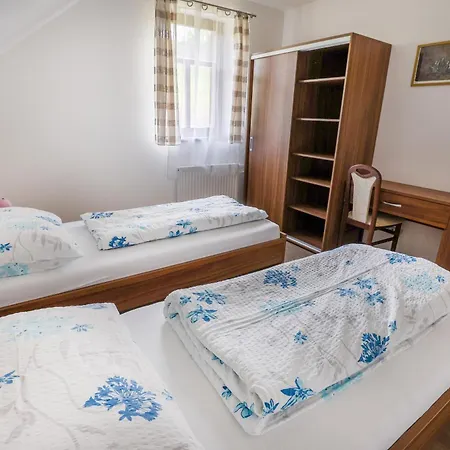 Nivy Alice A Petra Jandovych Apartment Valentova