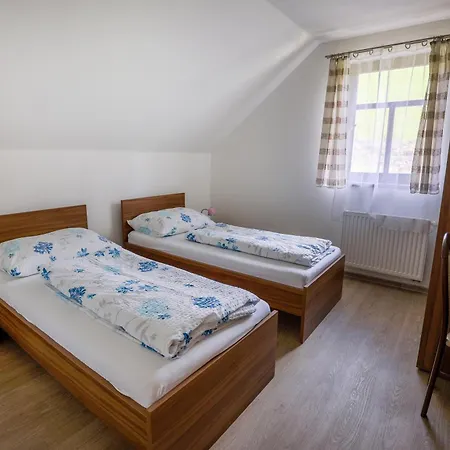 Nivy Alice A Petra Jandovych Apartment