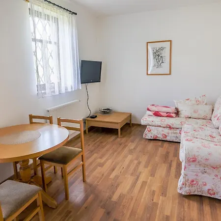Nivy Alice A Petra Jandovych Apartment *